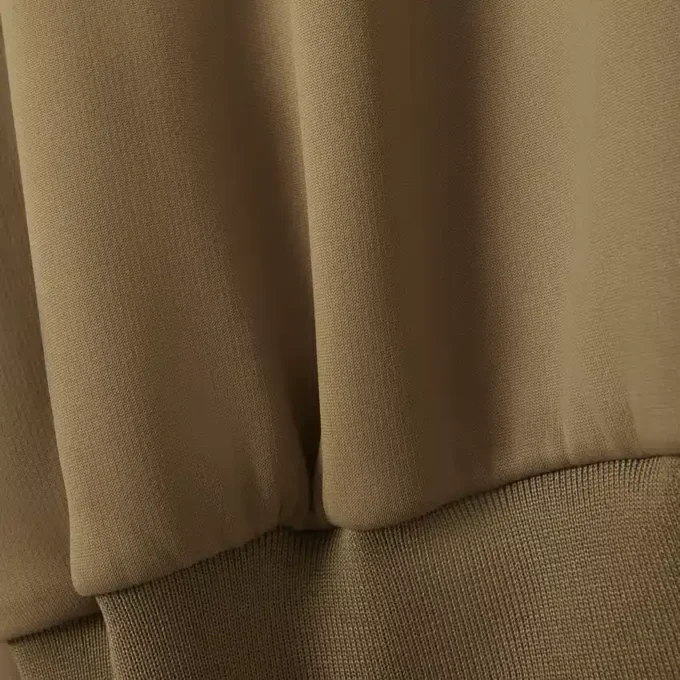 Sudadera con detalle de insignia en el cuello de polo de la pasarela