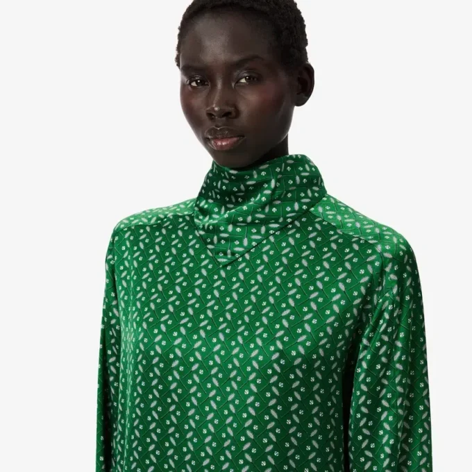 Vestido con cuello de pañuelo de satén estampado de pasarela