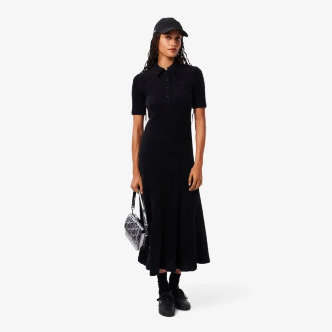 Vestido de mujer con cuello de polo de punto acanalado y pelo
