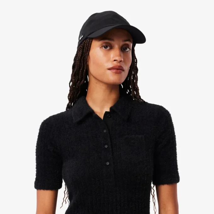 Vestido de mujer con cuello de polo de punto acanalado y pelo