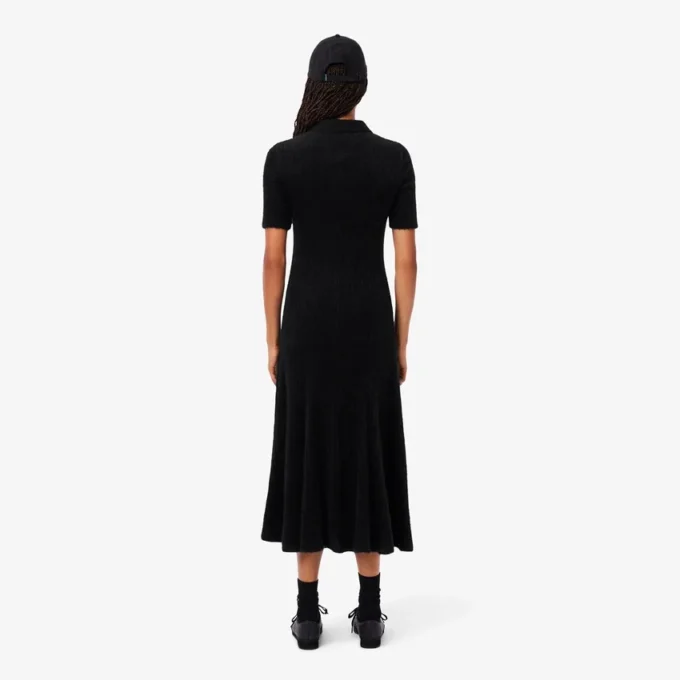 Vestido de mujer con cuello de polo de punto acanalado y pelo