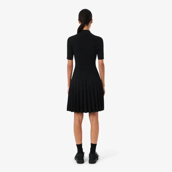 Vestido de mujer con cuello de polo plisado