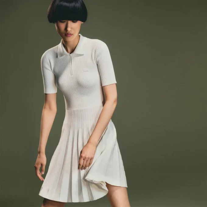 Vestido de mujer con cuello de polo plisado