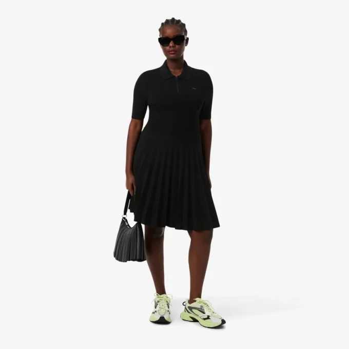 Vestido de mujer con cuello de polo plisado