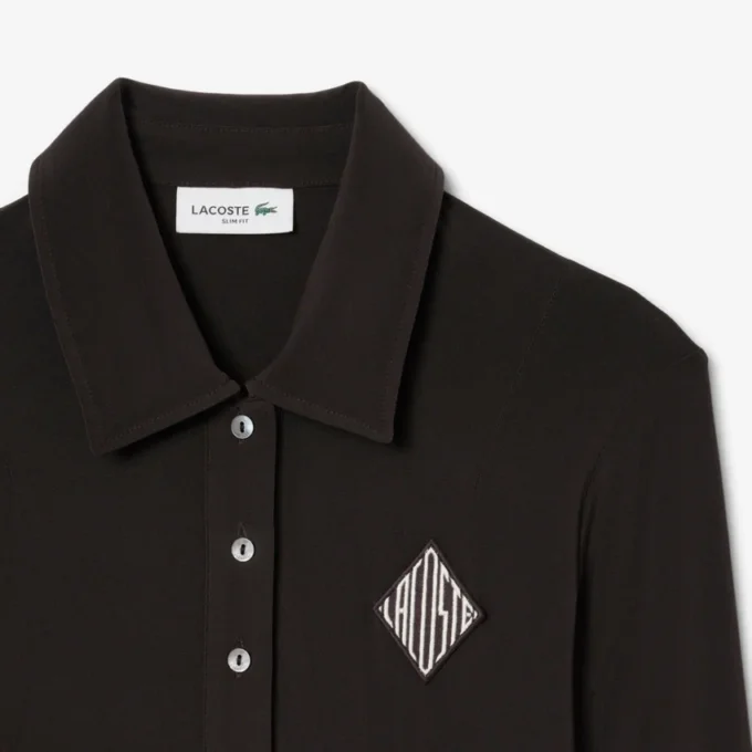 Vestido de polo de corte ajustado con insignia bordada