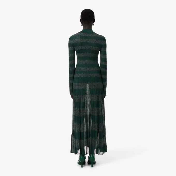 Vestido largo con cuello polo y punto calado de la pasarela