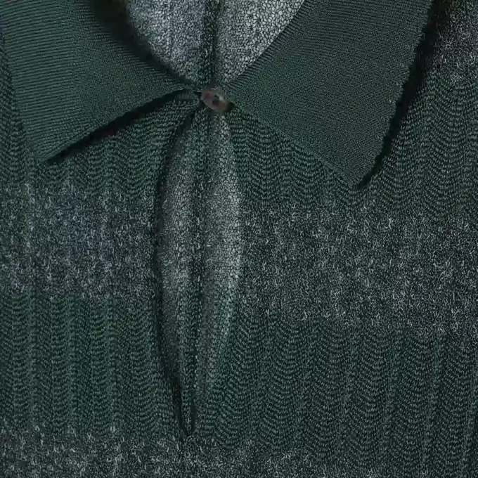 Vestido largo con cuello polo y punto calado de la pasarela