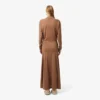 Vestido largo de seda con cuello polo de la pasarela