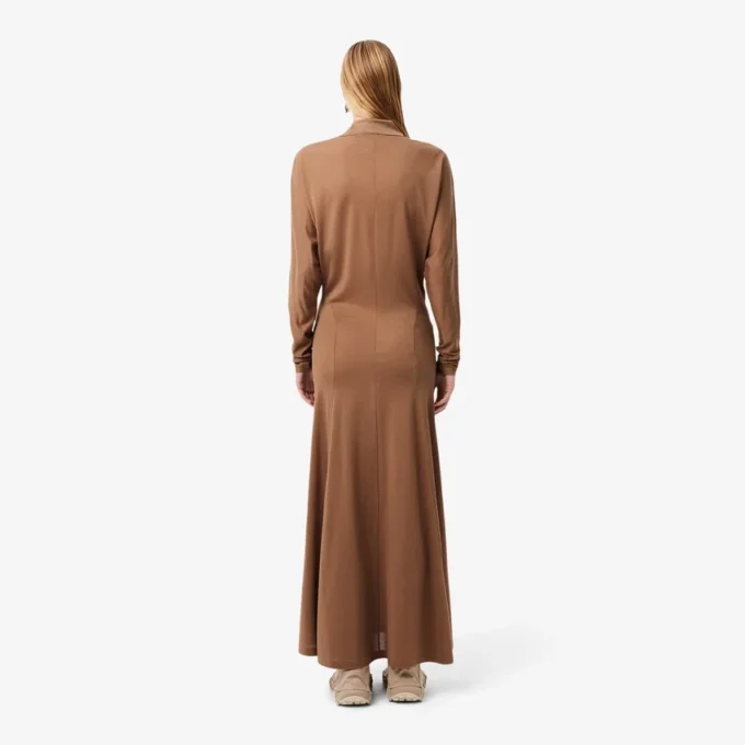 Vestido largo de seda con cuello polo de la pasarela