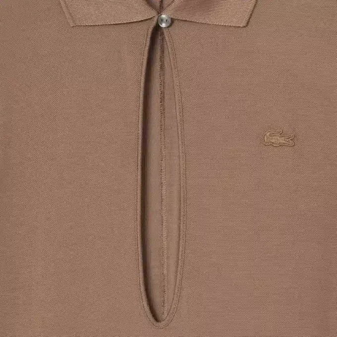 Vestido largo de seda con cuello polo de la pasarela