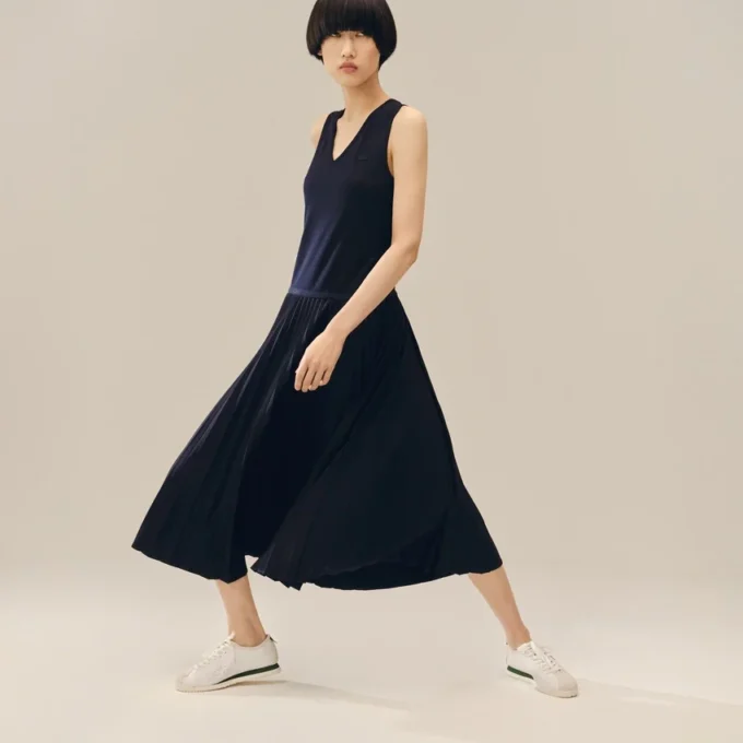 Vestido largo sin mangas con pliegues