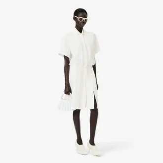 Vestido polo con pliegues y detalles bordados de la pasarela