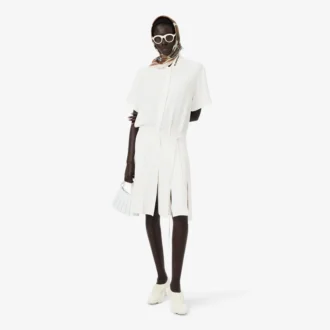 Vestido polo con pliegues y detalles bordados de la pasarela