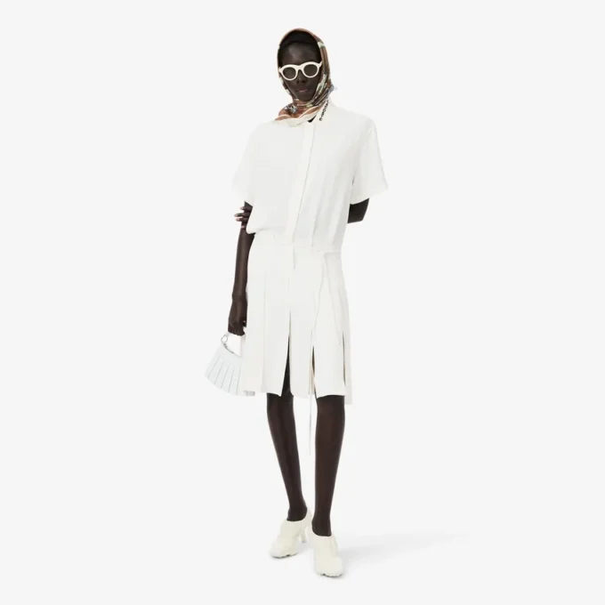 Vestido polo con pliegues y detalles bordados de la pasarela