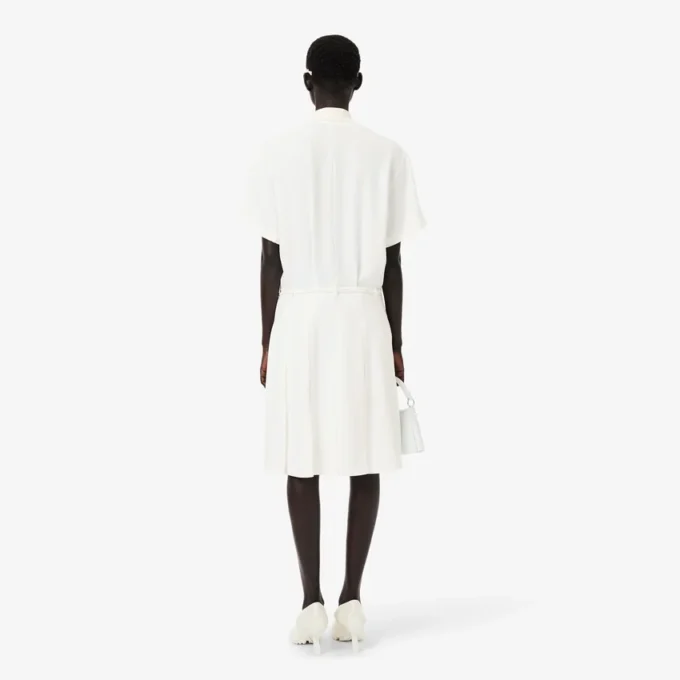 Vestido polo con pliegues y detalles bordados de la pasarela