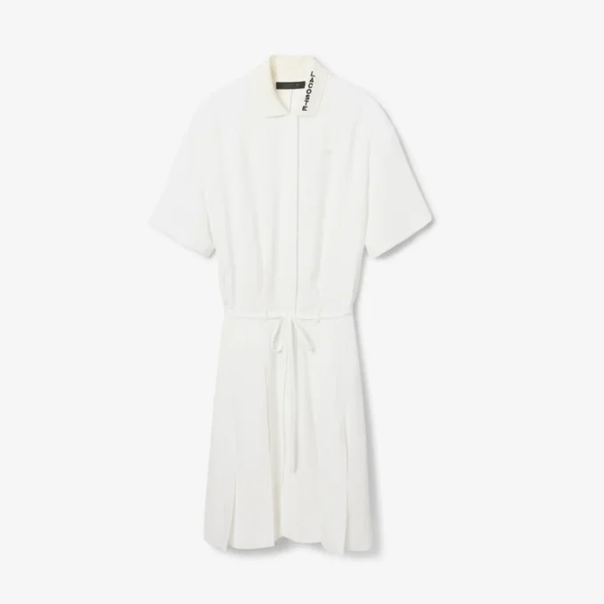 Vestido polo con pliegues y detalles bordados de la pasarela