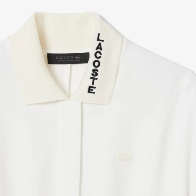Vestido polo con pliegues y detalles bordados de la pasarela