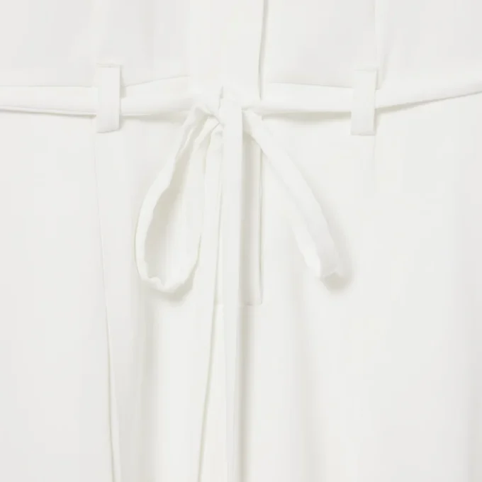 Vestido polo con pliegues y detalles bordados de la pasarela