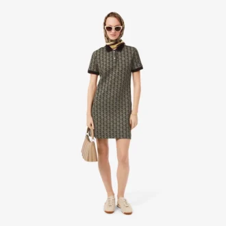 Vestido polo de corte entallado con monograma para mujer