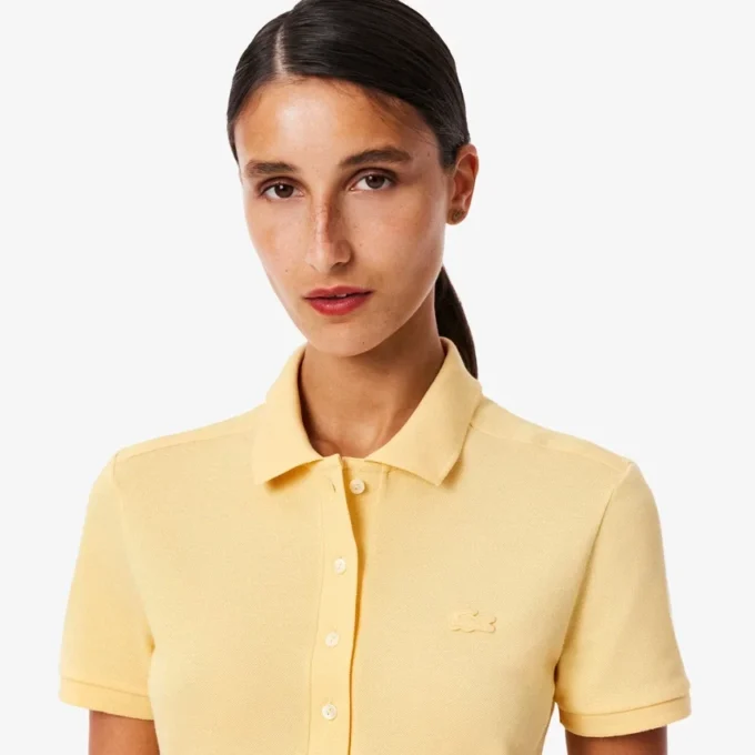 Vestido polo mini de piqué elástico de corte ajustado para mujer